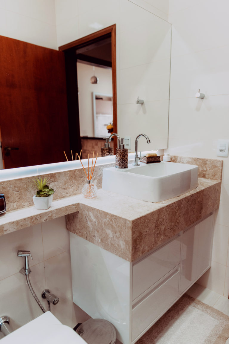 Um móvel planejado bem desenhado com elementos que fazem todo sentido, completam a harmonização do ambiente