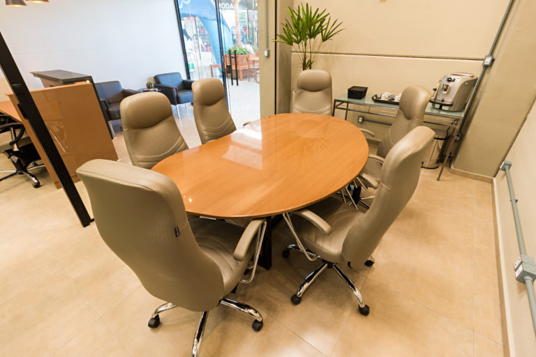 Belíssima mesa orgânica planejada. Personalização e requinte com móveis sob medida