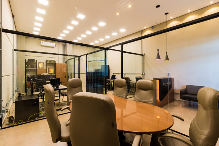 Escritório de alto padrão requer móveis planejados de alto padrão. Cada espaço com seu móvel sob medida