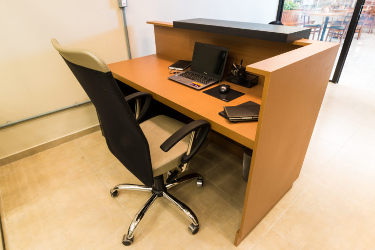 Mesa de escritório planejada para um ambiente em conjunto