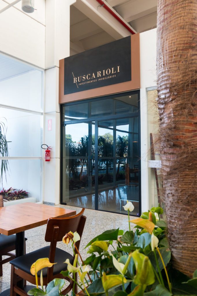 Escritório Imobiliário com móveis planejados