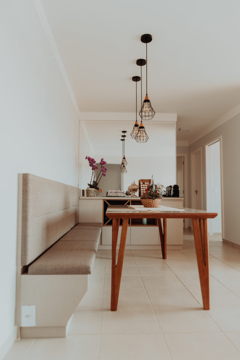 Nessa cozinha planejada essa adega e canto alemão são o charme desse ambiente