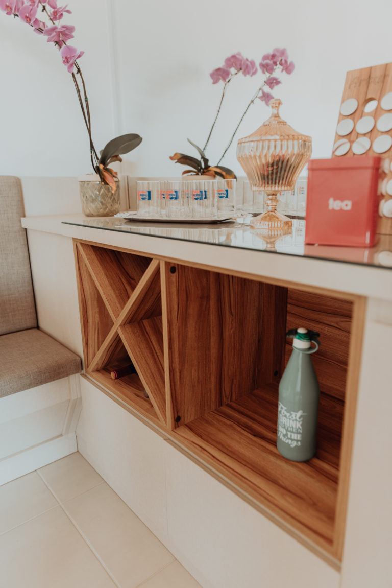 Adega e aparador unificados que traz todo charme para essa cozinha planejada