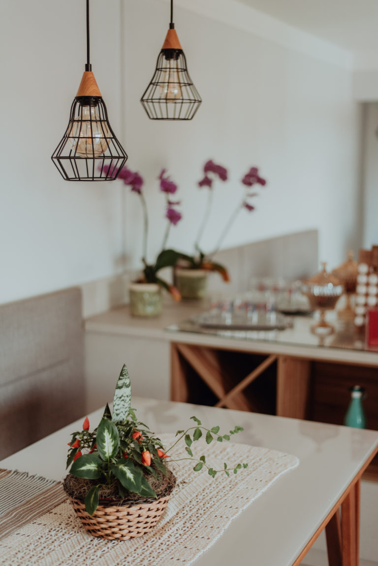 Arandelas lindas acrescenta um design impar a essa cozinha planejada