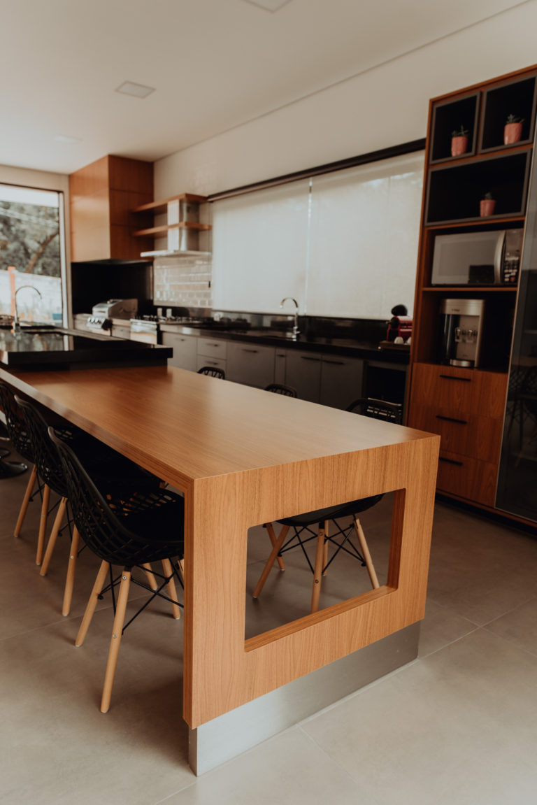 Com os móveis planejados é possível fazer peças únicas, é o caso dessa mesa incrível