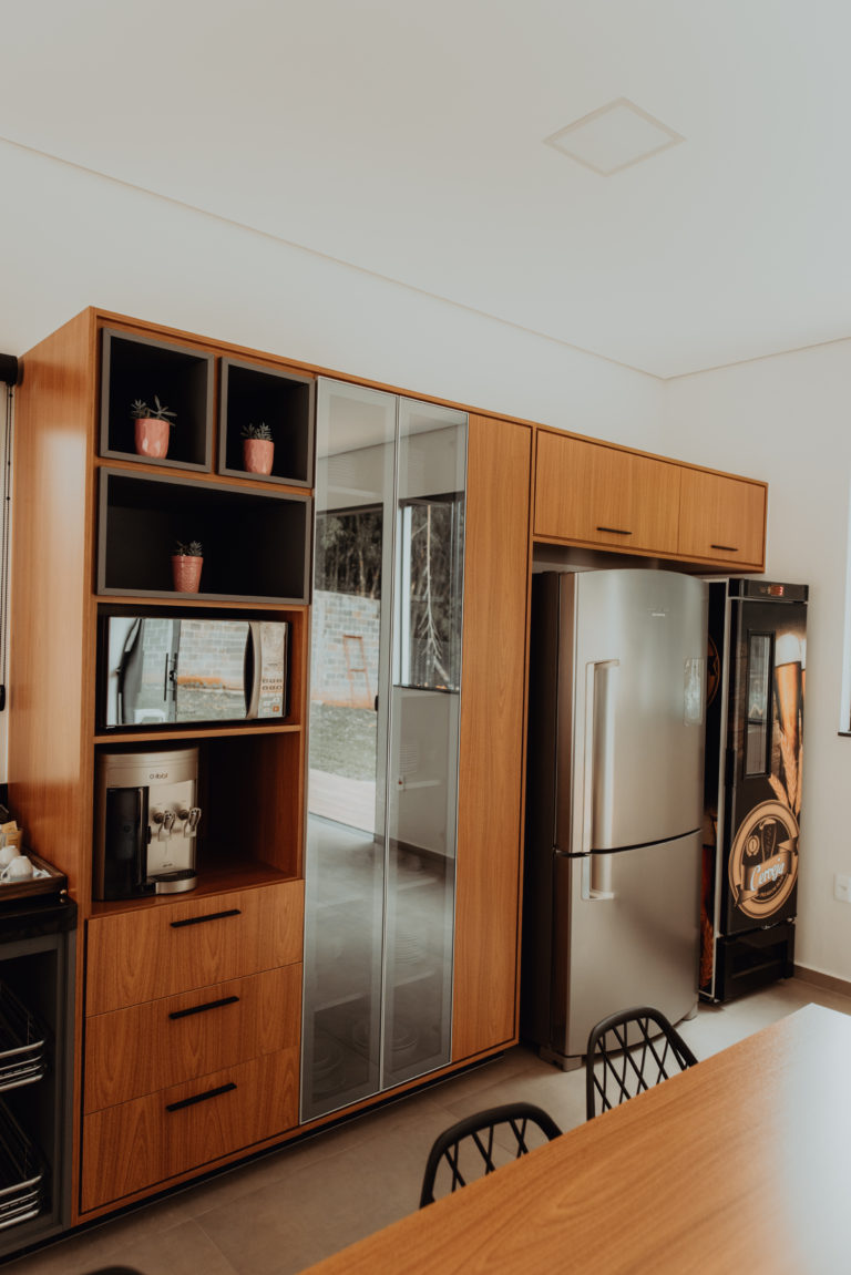 Cristaleira e torre quente contribuem para o resultado espetacular dessa cozinha planejada