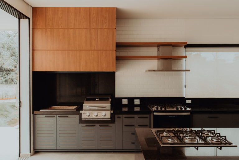 Cozinha e área gourmet integrada nesse projeto onde a combinação dos móveis planejados a transforma num espetáculo visual