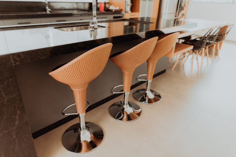 Pia e bancada para refeição são destaques das mais belas cozinhas planejadas