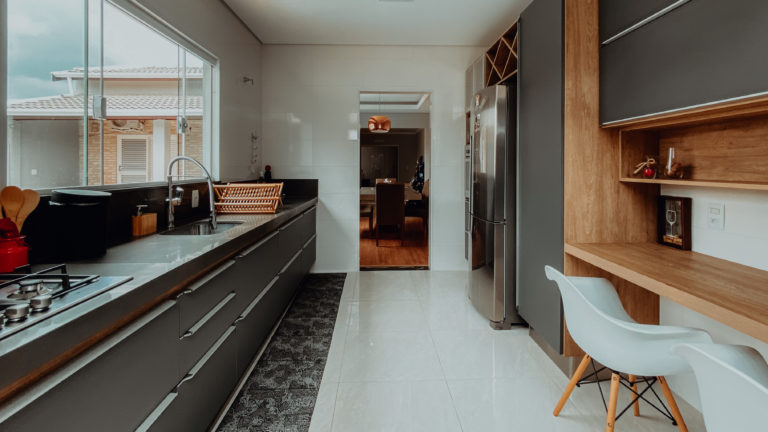 Aos amantes de cozinha planejada a cor cinza fica muitissima elegante