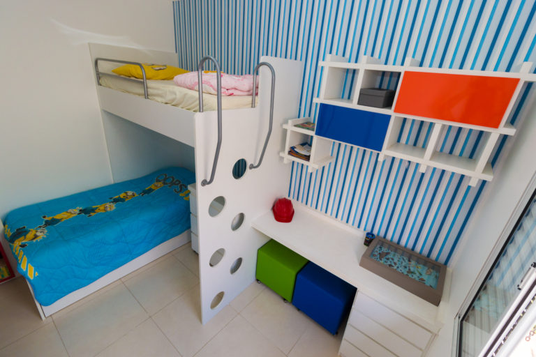 Lindo quarto infantil planejado para alegria da sua crinança com prateleiras em cores sortidas