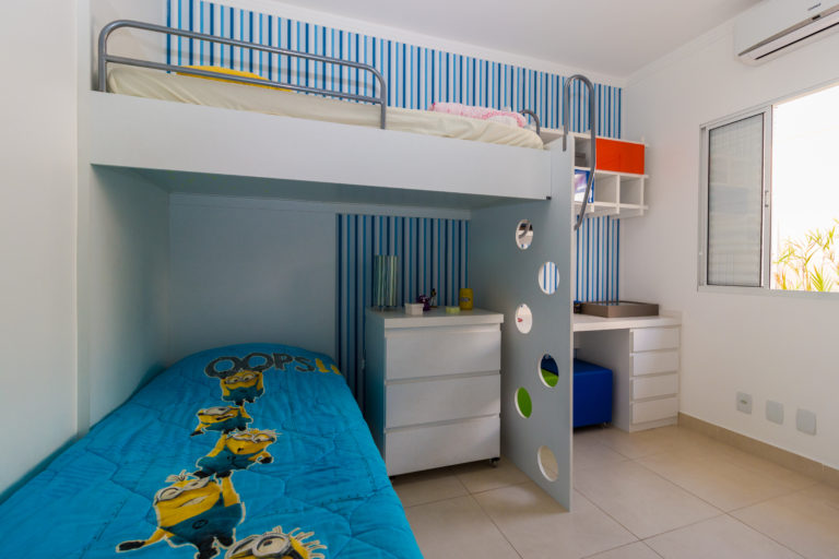 Cama e beliche planejada conjugada é a solução para as crianças dentro de um espaço compacto