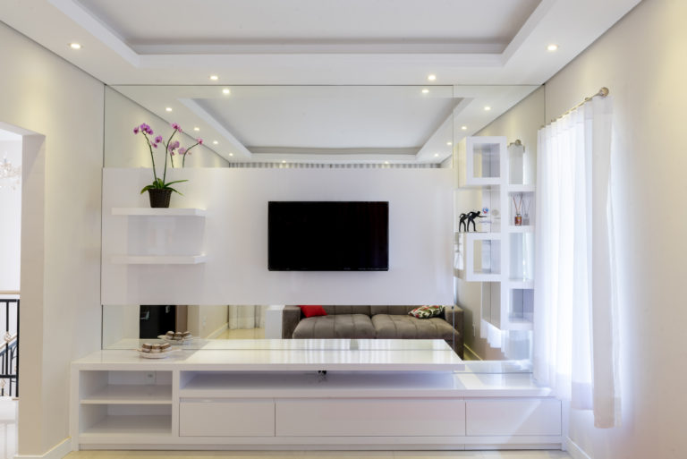 Belíssimo Home Theater branco planejado