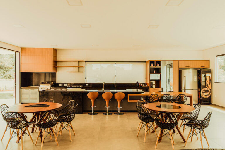 Linda e espaçosa ficou essa área gourmet com belíssimos móveis planejados que harmonizam todo o ambiente