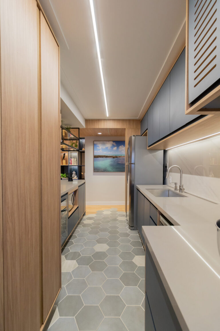 Toda beleza dos móveis planejados de alto padrão inseridos no coração da casa, a cozinha