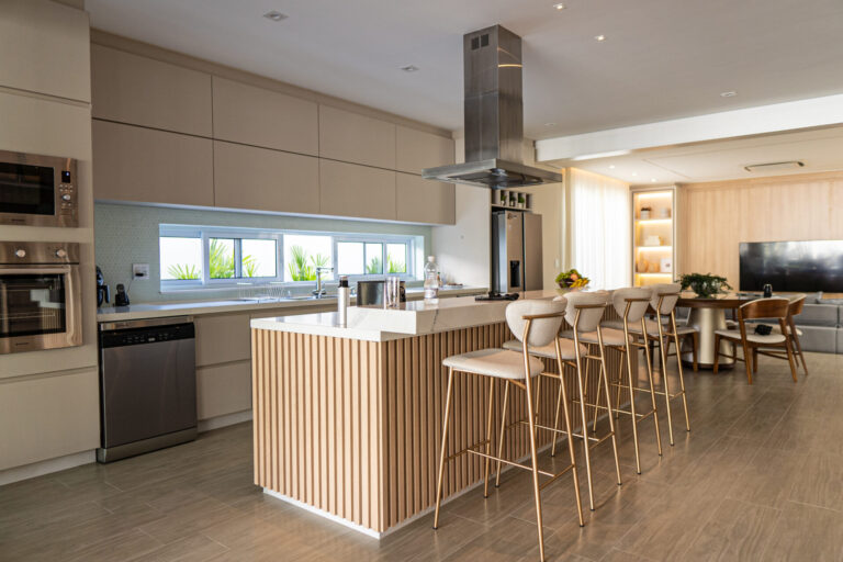 Sem dúvida o melhor lugar para reunir a família e amigos é na cozinha, e quando ela é toda planejada, tudo se torna ainda mais especial. Torne o espaço da sua casa único com nossos móveis planejados