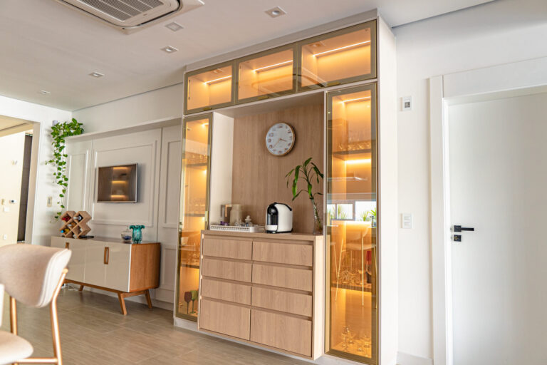 Cristaleira planejada com led acaba sendo um dos destaques da cozinha planejada