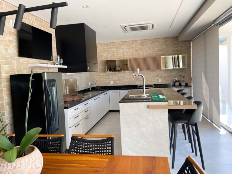 Visão do home para essa bela área gourmet planejada com choperia