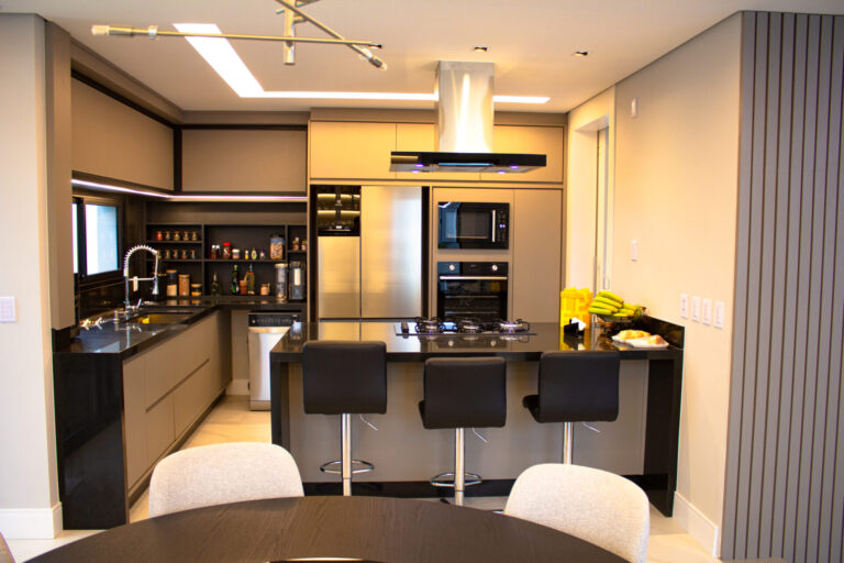 Mesmo o espaço sendo pouco essa cozinha planejada esbanja beleza e entretenimento aos seus convidados