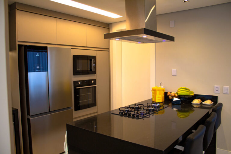 Mesmo o espaço sendo pequeno essa cozinha planejada esbanja a beleza do móvel de alto padrão