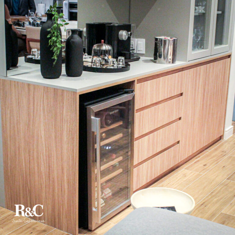 Área de café e adega nessa linda cozinha planejada. Móveis de alto padrão