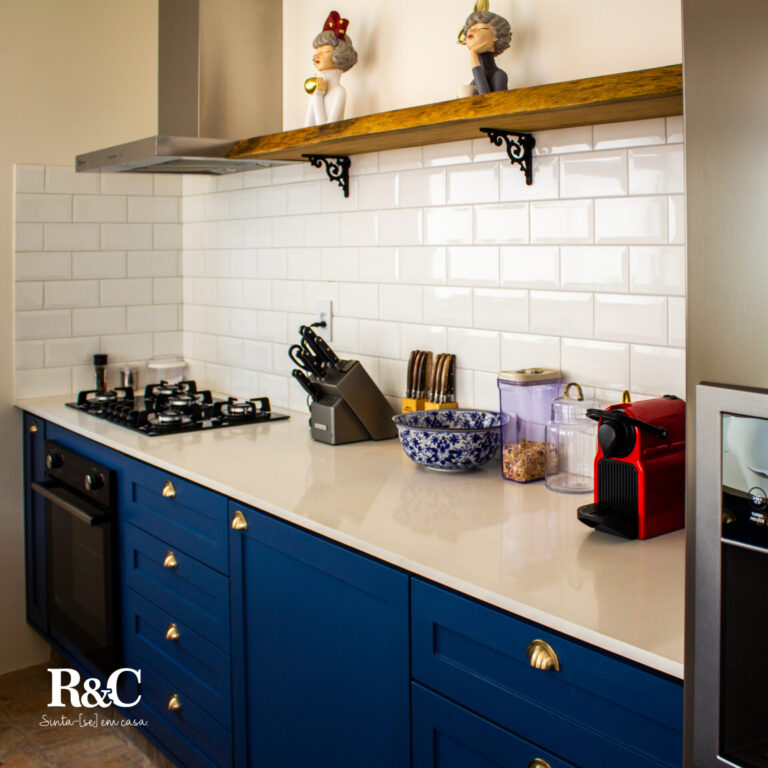 Belíssimo resultado ficou essa cozinha planejada no estilo provençal