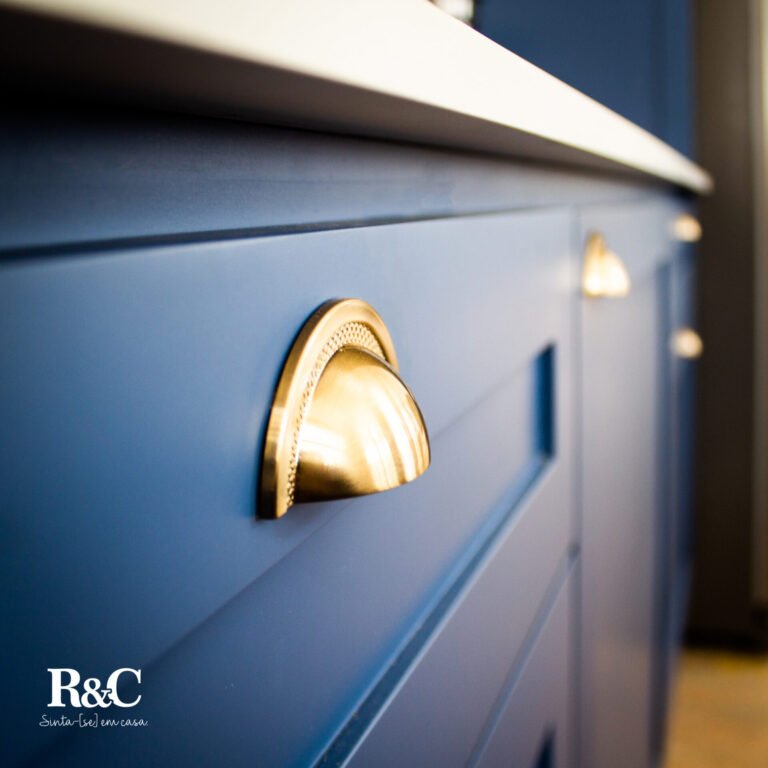 Puxadores Zen no seu móvel planejado, impacta o resultado. Linda cozinha planejada provençal