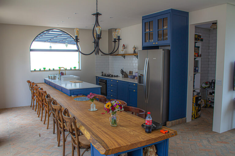 Se você busca qualidade em móveis planejados em itapira e móveis planejados em Campinas, você está diante de uma empresa qualificada. Veja o resultado dessa cozinha planejada provençal de alto padrão. Espetacular!