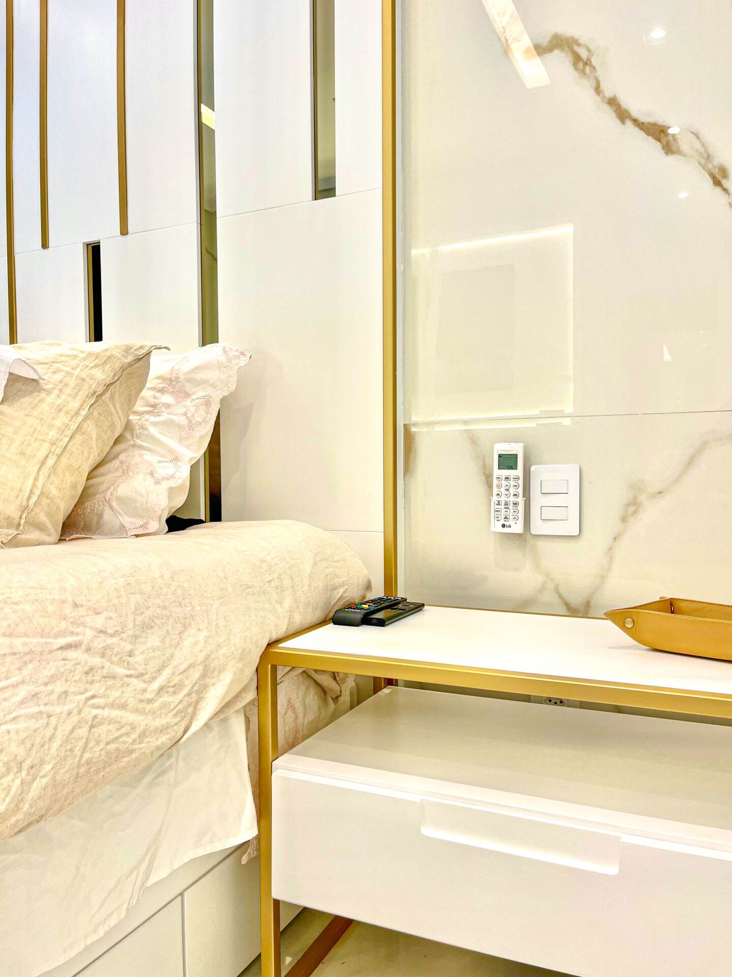 quarto planejado clean com lindos detalhes em dourado