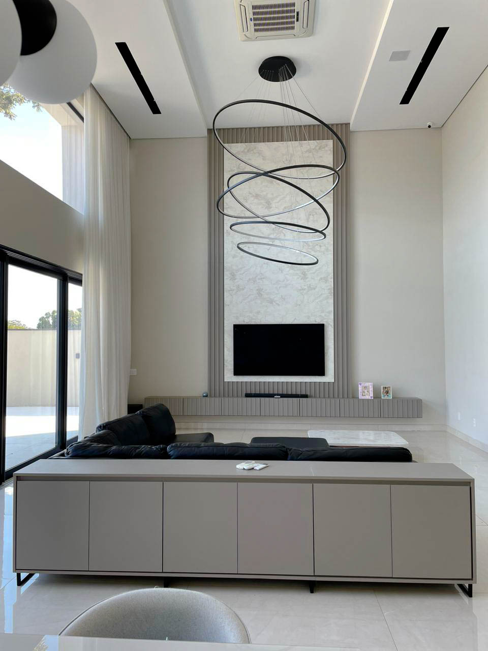 Esse pé direito alto merece uma digna e belissima home planejada