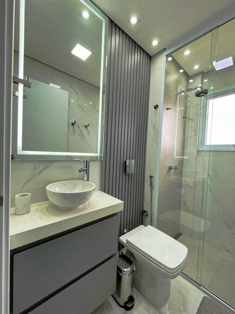 banheiro planejado em campinas com espelho retroiluminado