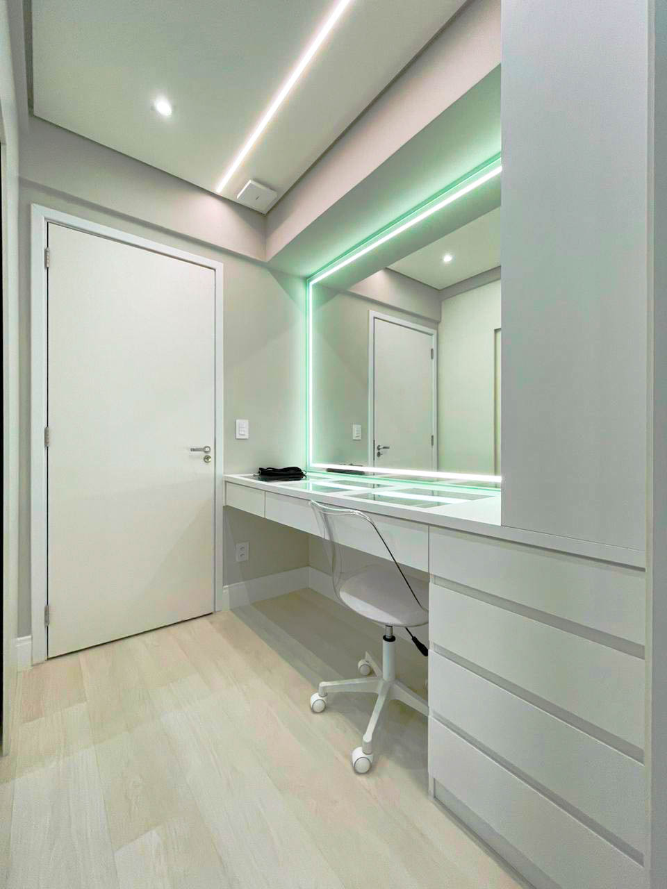 closet planejado é o complemento dessa linda suite