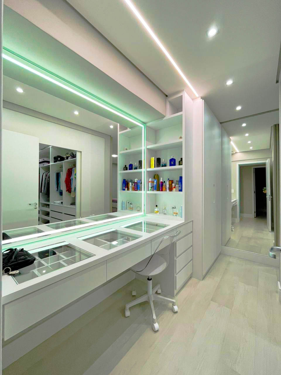 penteadeira planejada com espelho retroiluminado