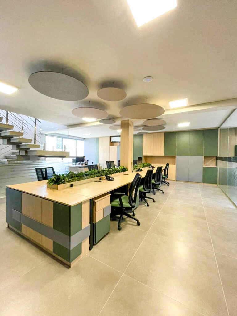 Escritorio planejado em campinas. Moveis sob medida no mínimos detalhes compõem esse espaço corporativo