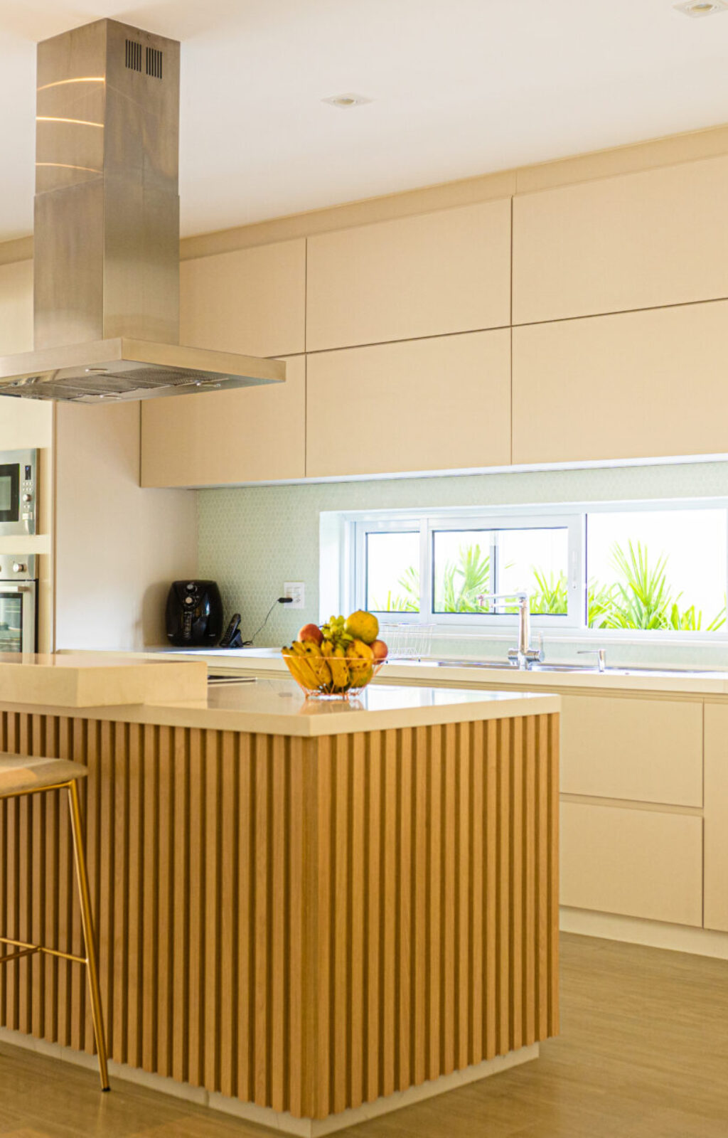 Simplesmente elegante esse tom de cozinha planejada. Toda transformação do ambiente fica por conta de um bom gosto em móveis planejados