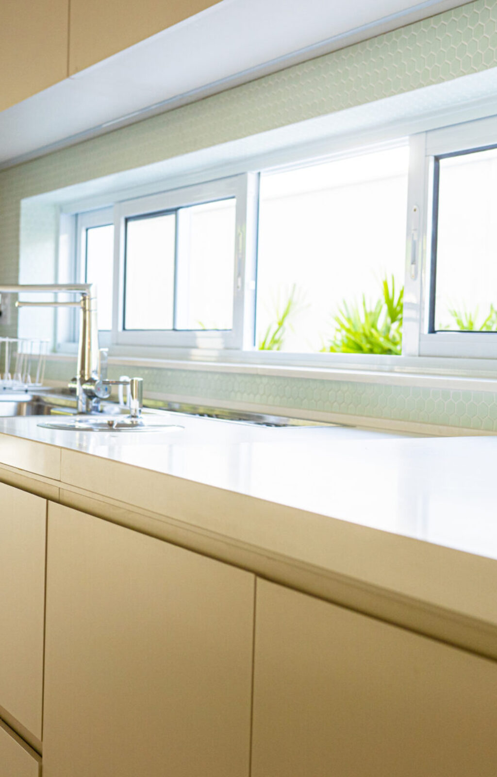 Um dos espaços mais gostoso da casa em tons claros remete a sensação de descanso e harmonia. Belíssimo resultado dessa cozinha planejada