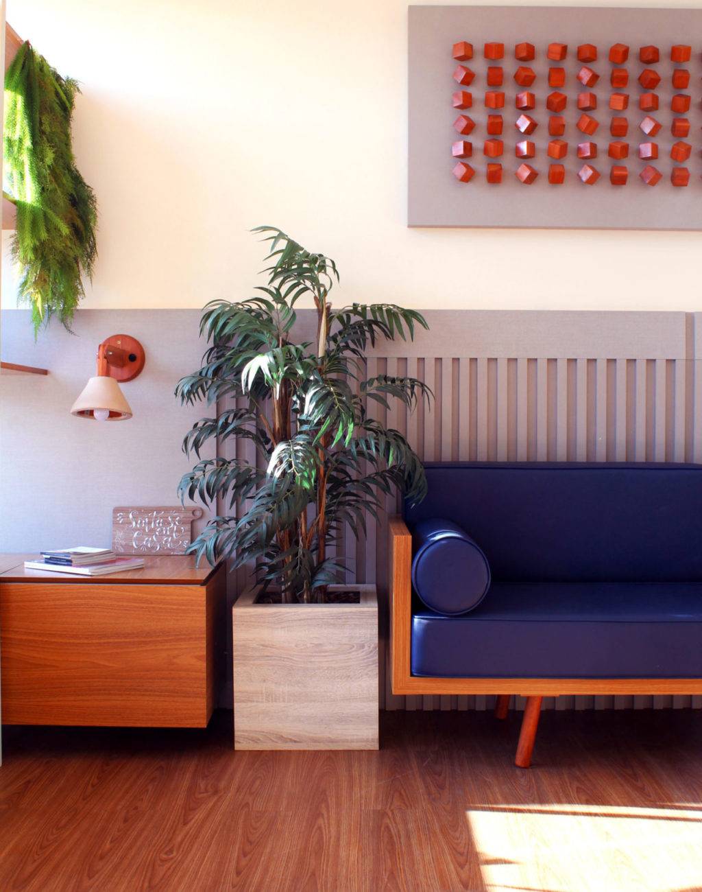 Experiência de receber uma visita precisa ser transformadora e única, nossa recepção conta com um belíssimo design de móveis planejados único