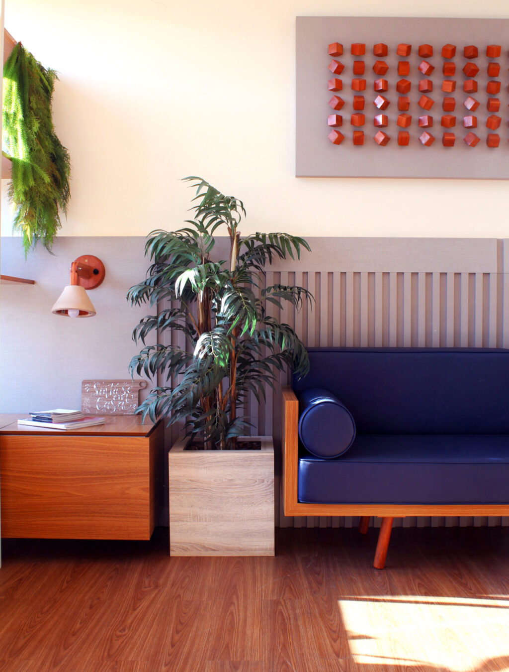 Experiência de receber uma visita precisa ser transformadora e única, nossa recepção conta com um belíssimo design de móveis planejados único