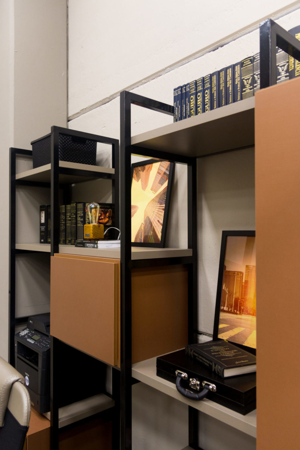 Escritório com móveis planejados traz esse armário em estrutura metálica preto e gaveta para embelezar e concluir toda a obra feita
