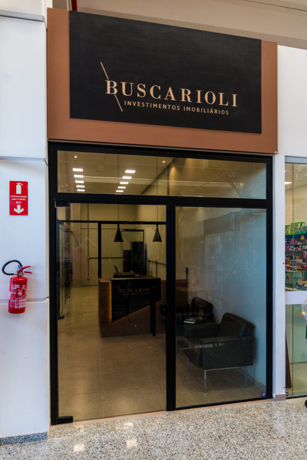 Escritório Imobiliário com móveis planejados